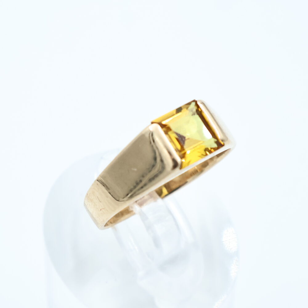 Ring i gult gull med gul sten