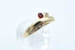 Ring i gult gull med rød sten og diamanter