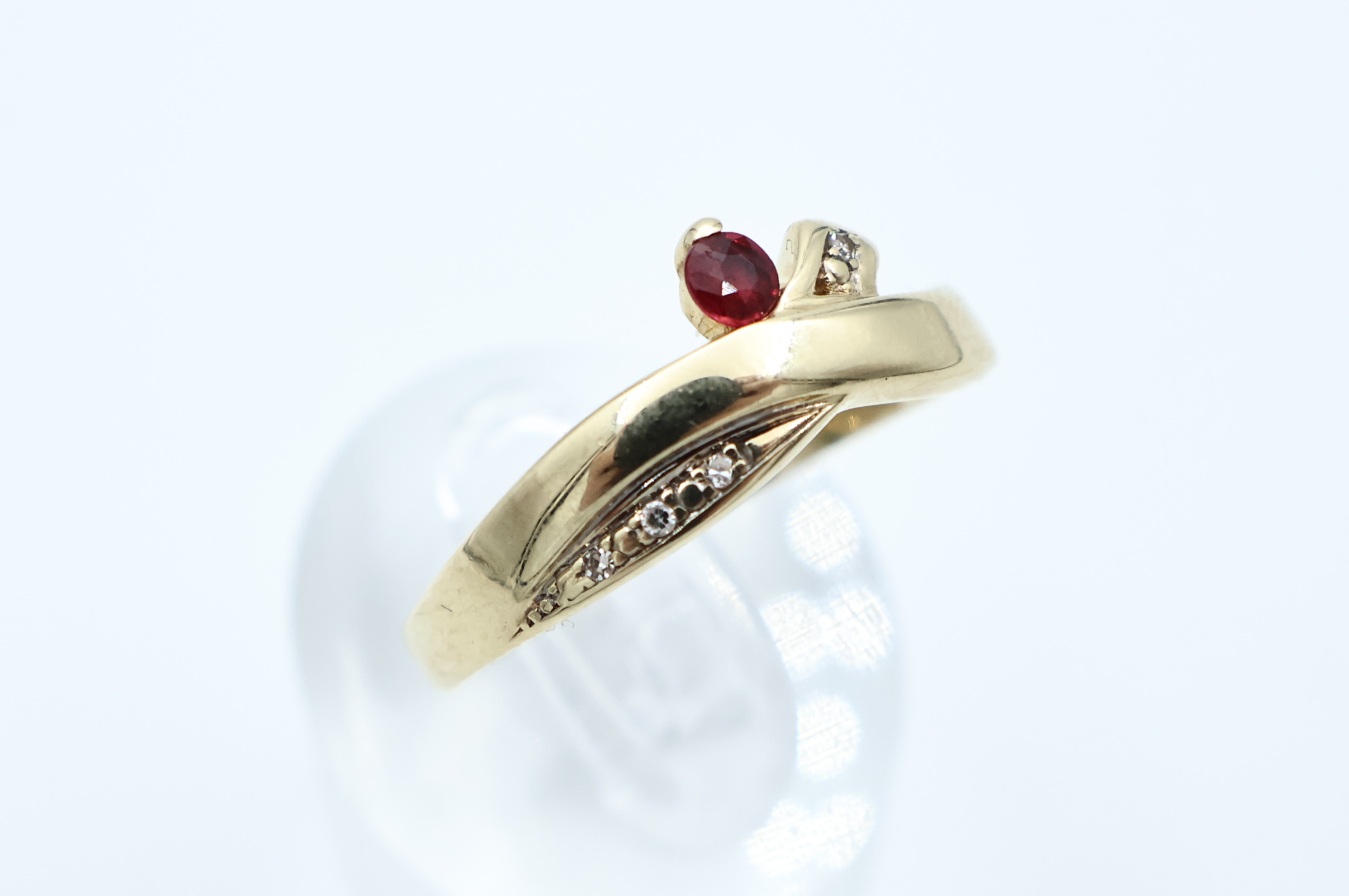 IMG_0614 Ring i gult gull med rød sten og diamanter - Bilde 1