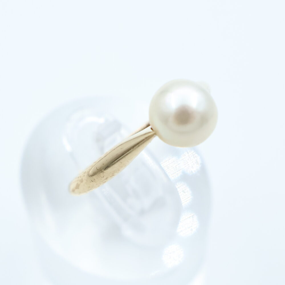 Ring i gult gull med perle