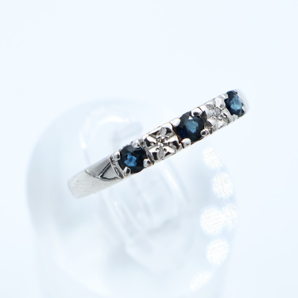 Ring i hvitt gull med blå sten og diamanter