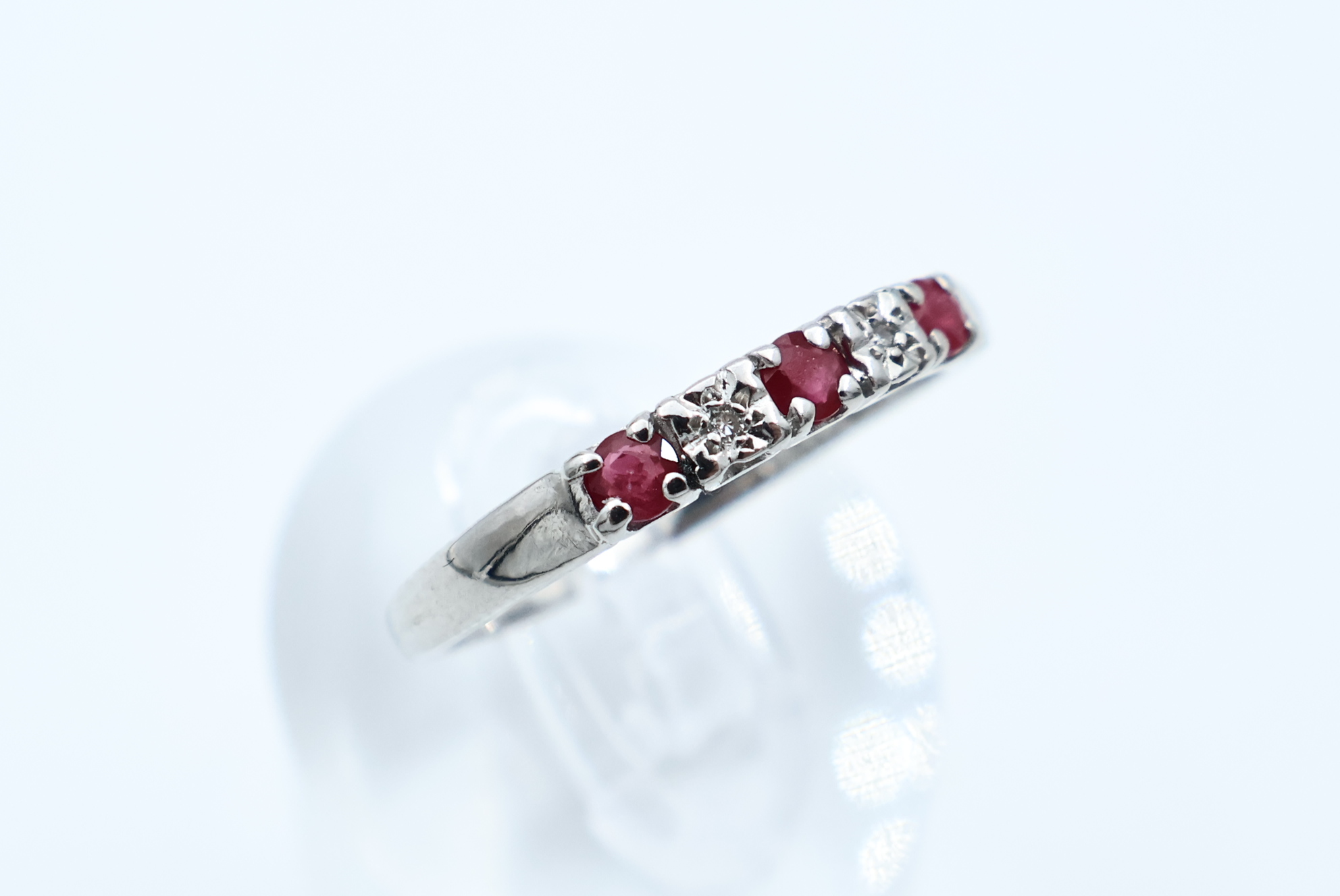 IMG_0646 Ring i hvitt gull med røde stener og diamanter - Bilde 1