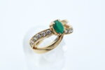 Ring i gult gull med grønn sten