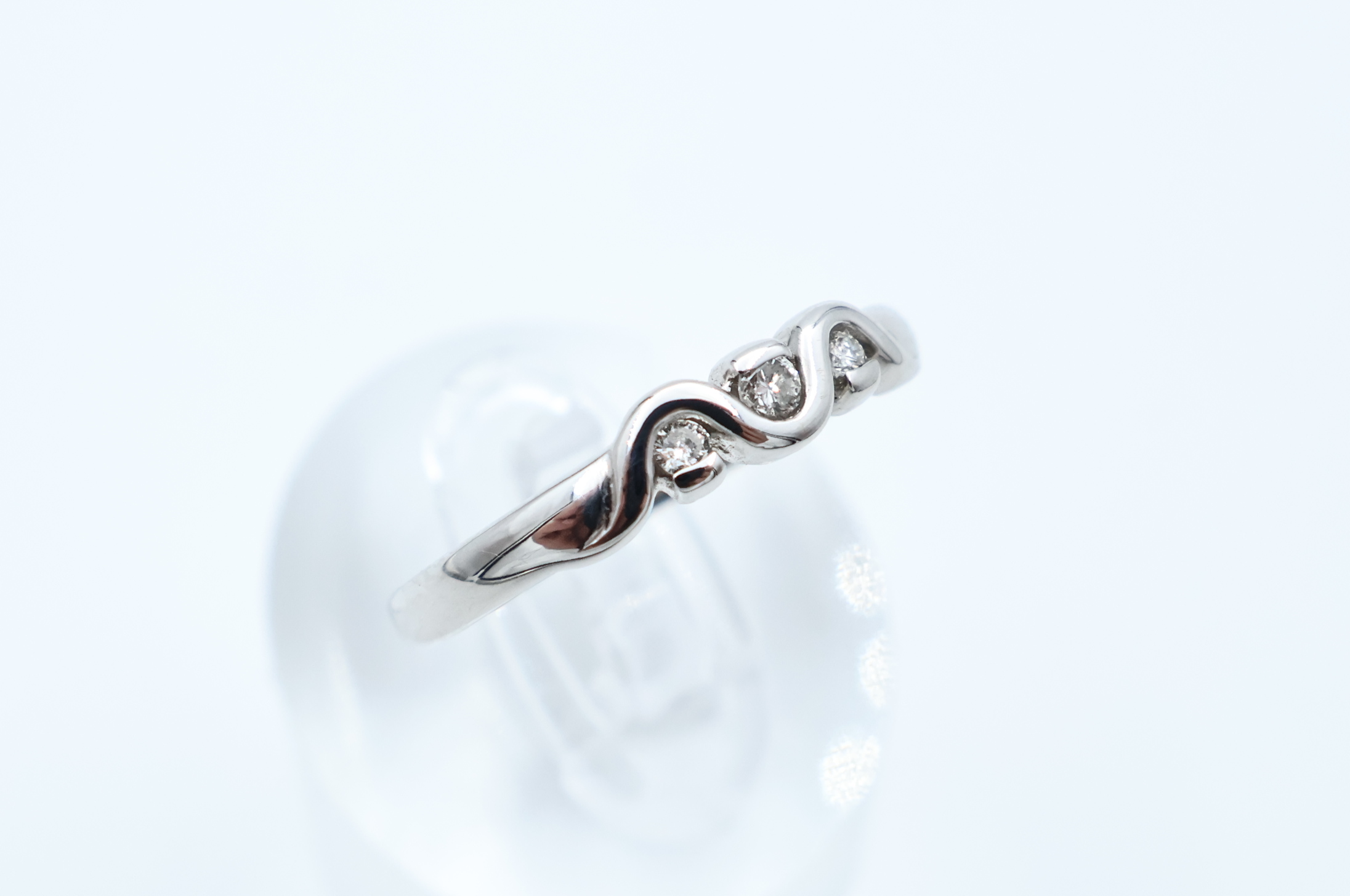 IMG_0738 Ring i hvitt gull med diamanter - Bilde 1