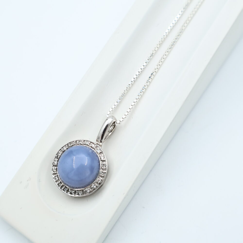 Anheng i hvitt gull med blå sten og diamanter