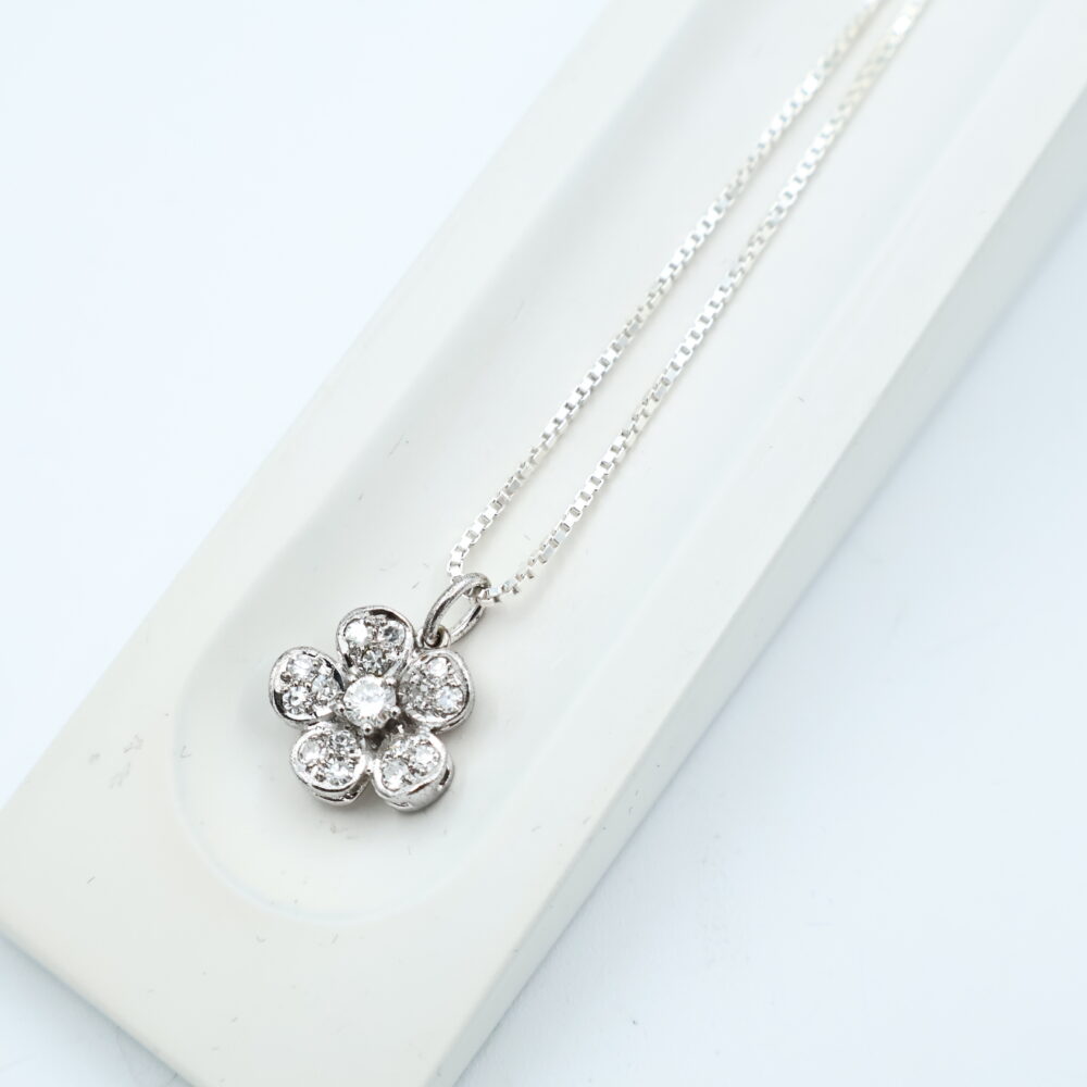 Anheng i hvitt gull med diamanter