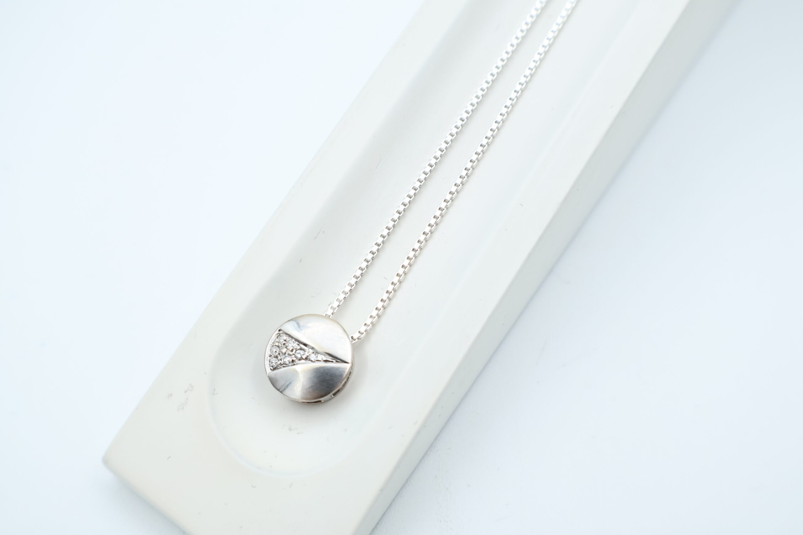 IMG_0758 Anheng i hvitt gull med diamanter - Bilde 1