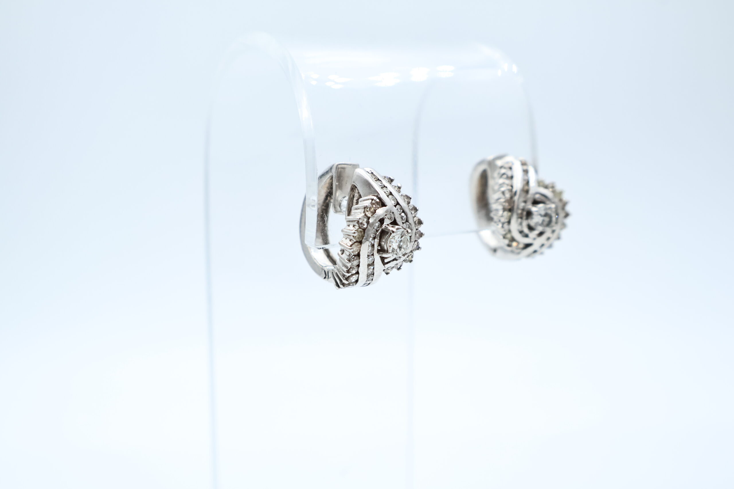 IMG_0845 Ørepynt i hvitt gull med diamanter - Bilde 1