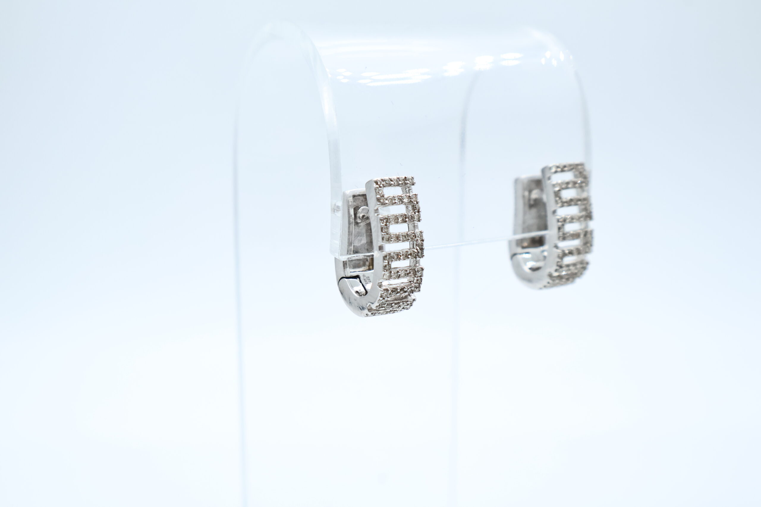 IMG_0848 Ørepynt i hvitt gull med diamanter - Bilde 1