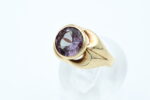 Ring i gult gull med lilla sten