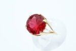 Ring i gult gull med rød sten