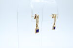 Ørepynt i gult gull med blå sten