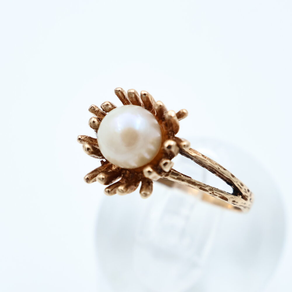 Ring i gult gull med perle