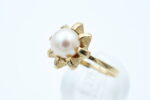 Ring i gult gull med perle