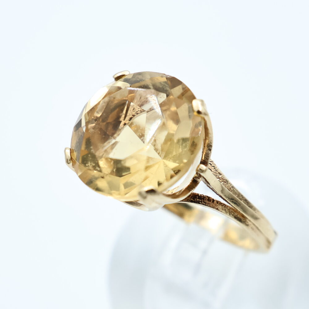 Ring i gult gull med brun sten