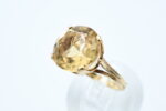 Ring i gult gull med brun sten