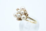Ring i gult gull med perler og diamanter