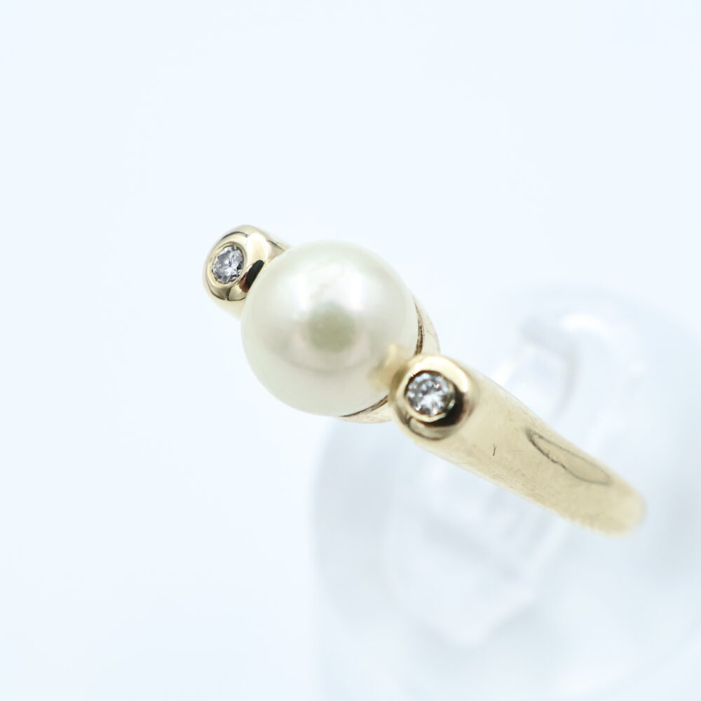 Ring i gult gull med perle