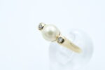 Ring i gult gull med perle