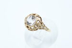 Ring i gult gull med hvit sten