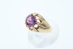 Ring i gult gull med lilla sten