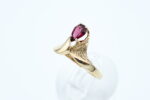 Ring i gult gull med rosa sten