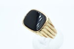 Ring i gult gull med onyx