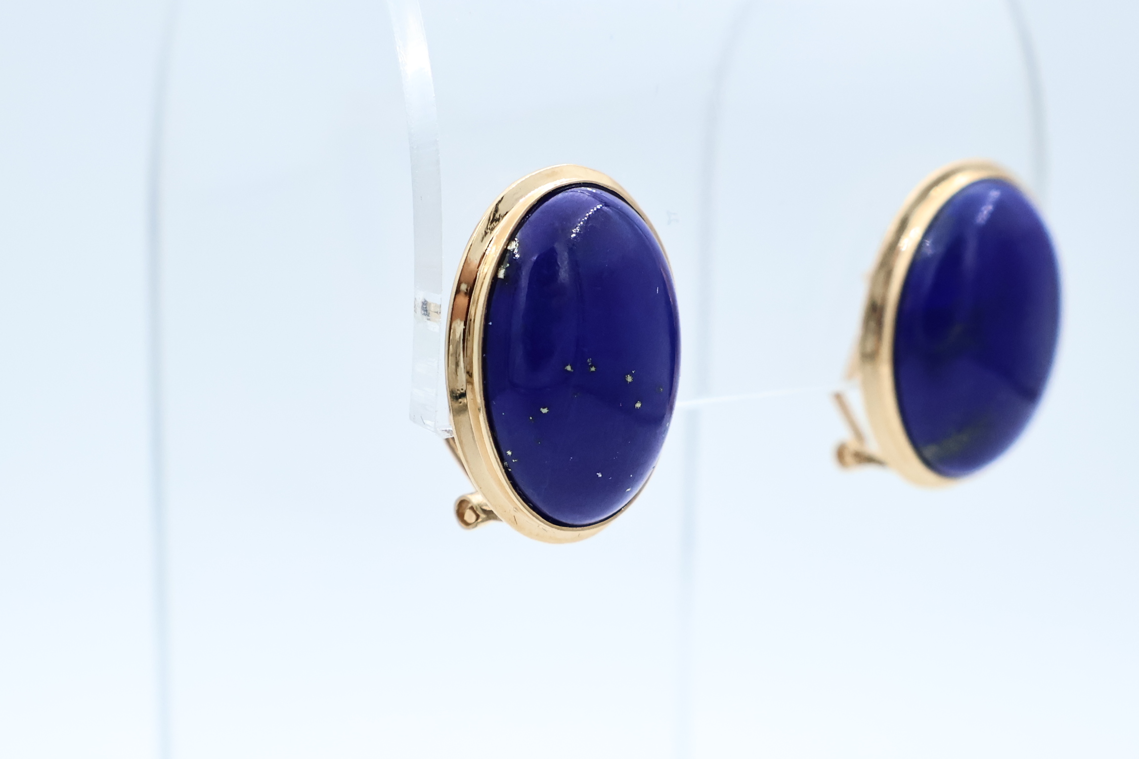 IMG_1878 Ørepynt i gult gull med blå sten - Bilde 1