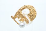 Brosje i gult gull med perle