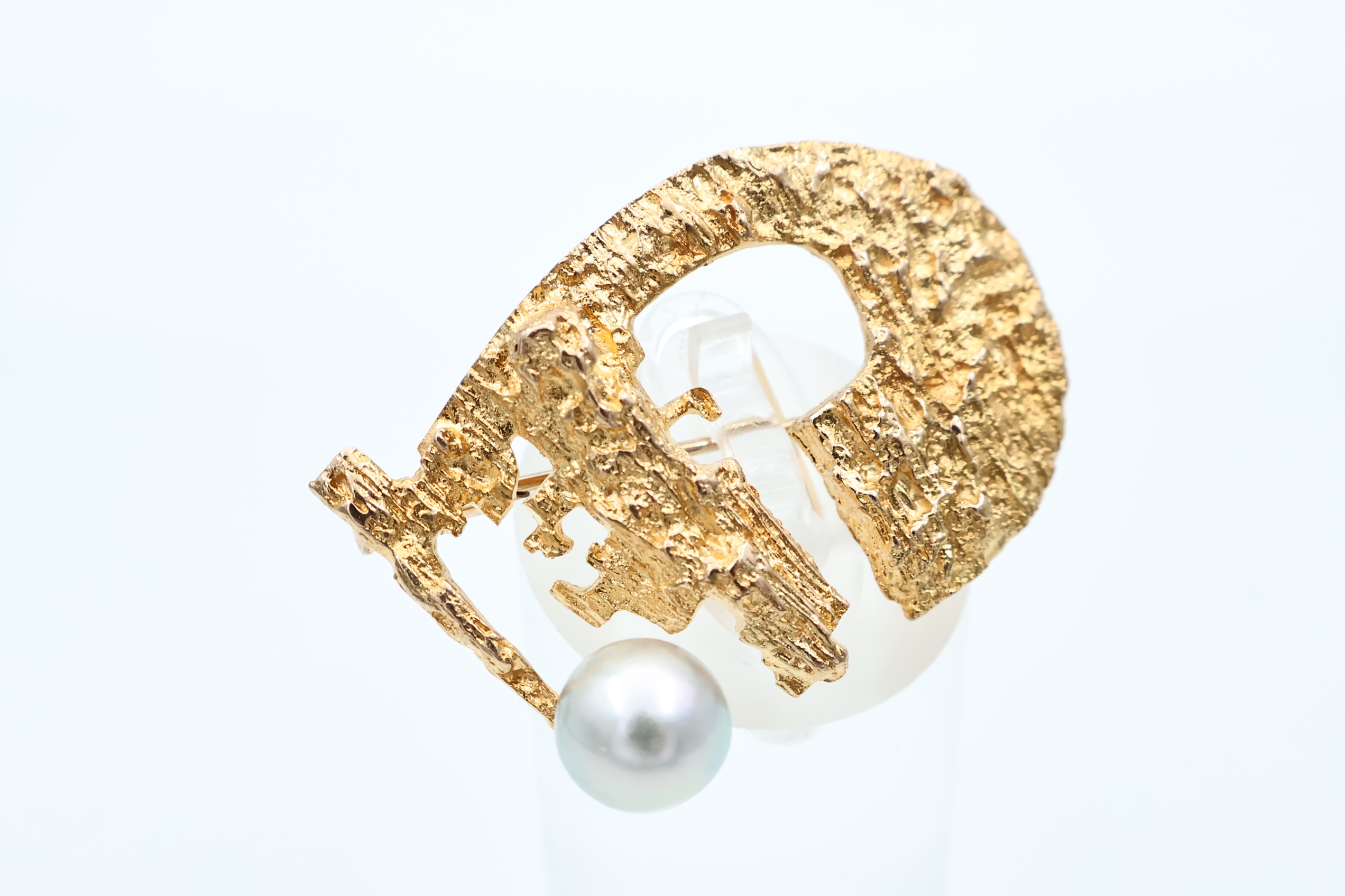IMG_1916 Brosje i gult gull med perle - Bilde 1
