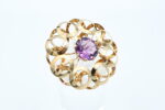 Brosje i gult gull med lilla sten