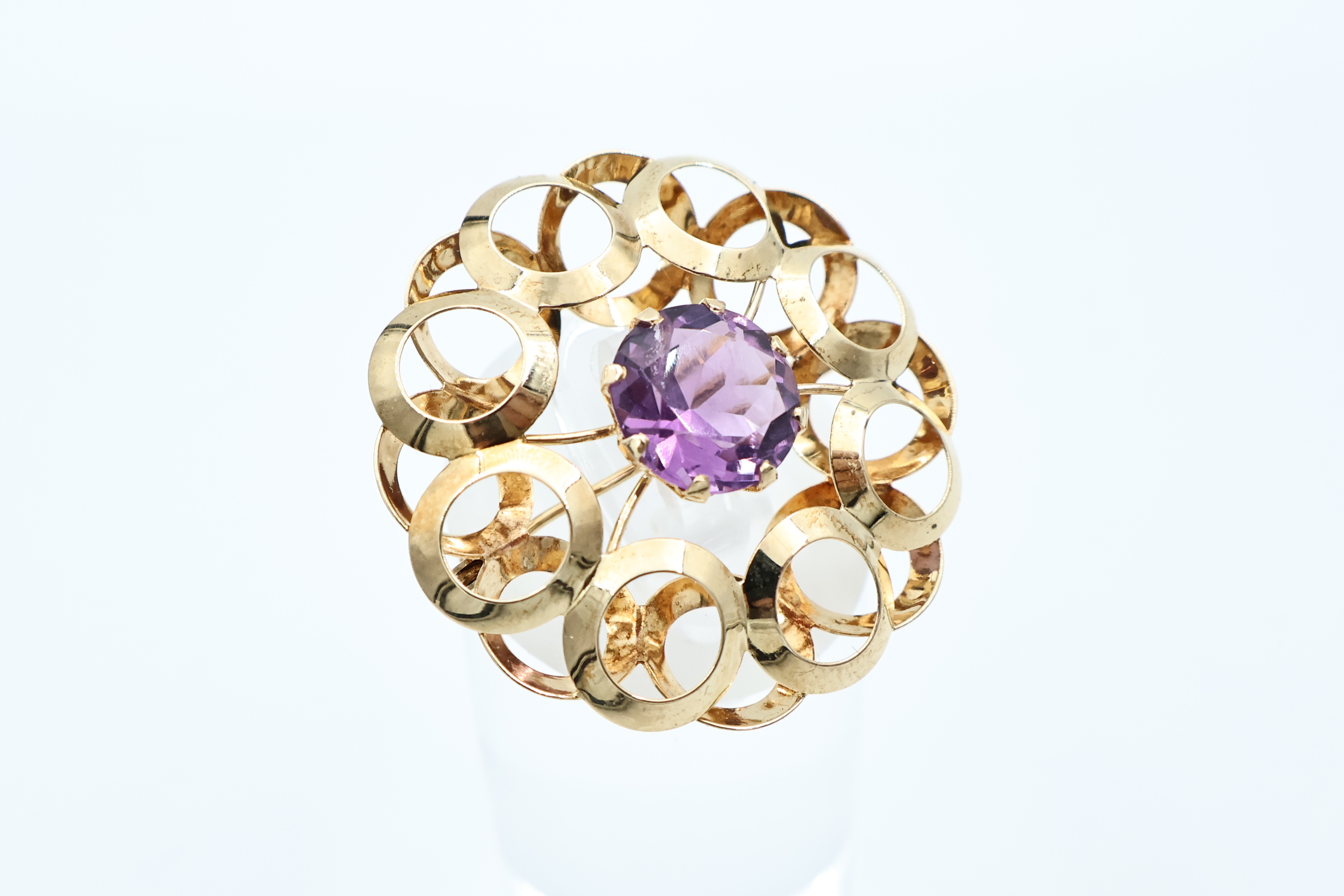 IMG_1918 Brosje i gult gull med lilla sten - Bilde 1