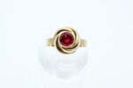 Ring i gult gull med rød sten - Bilde 2