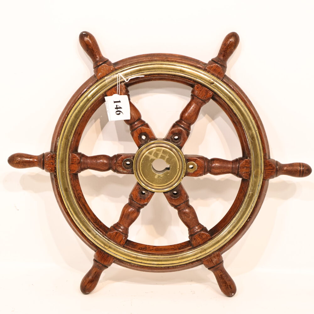 (146) Lite eldre skipsratt i teak og messing