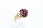 Ring i gult gull med rosa stener