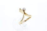 Ring i gult gull med diamant