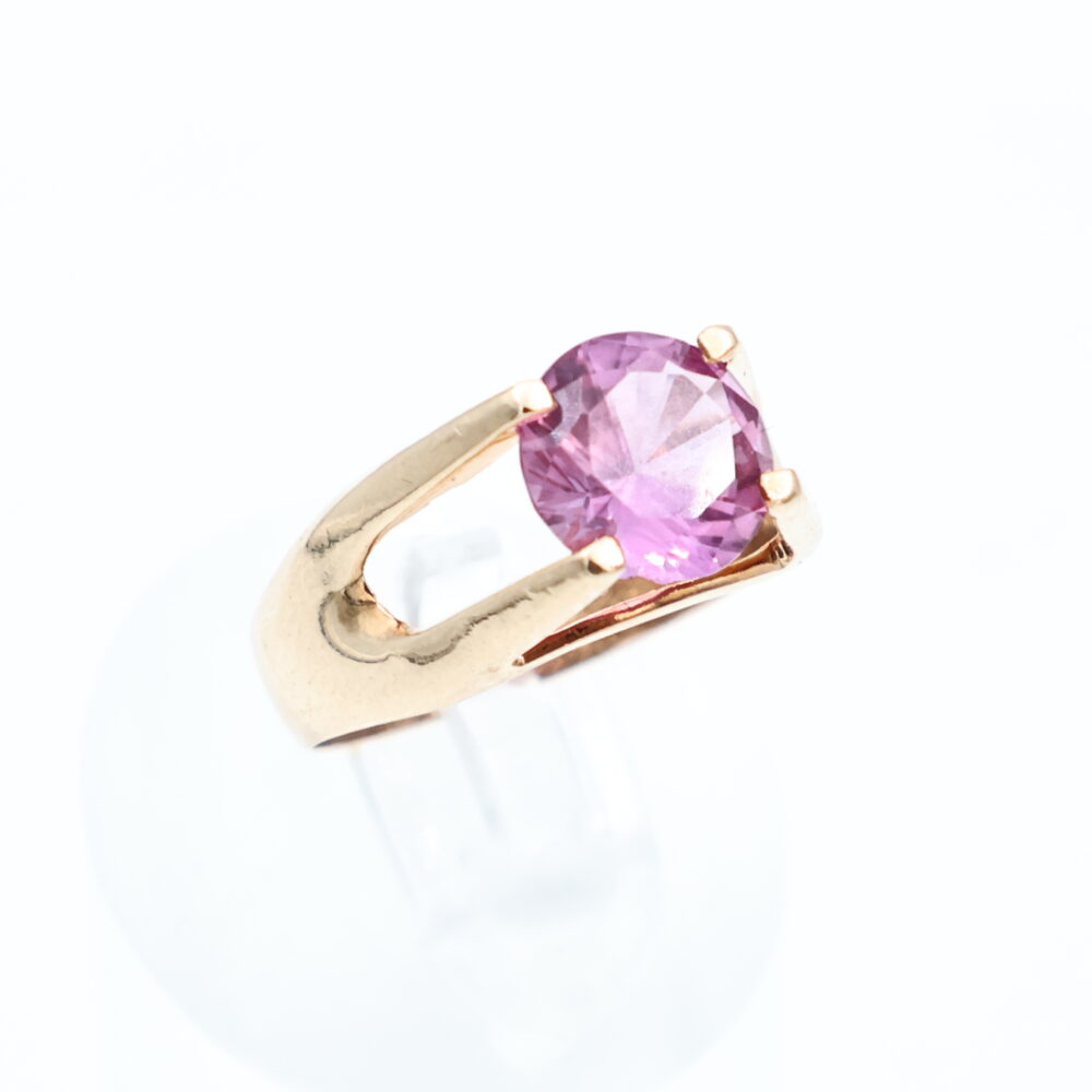 Ring i gult gull med rosa sten