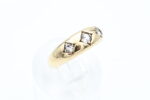 Ring i gult gull med hvite stener