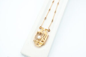 Collier i gult gull med perle
